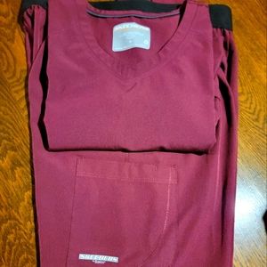 Sketchers scrubs / top and bottoms, burgundy color